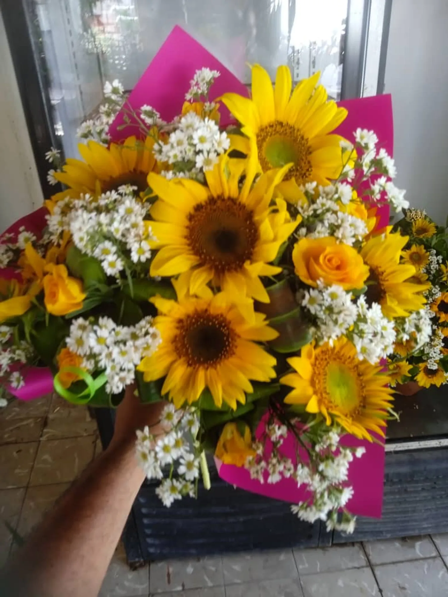 Ramo de girasoles y rosas amarillas