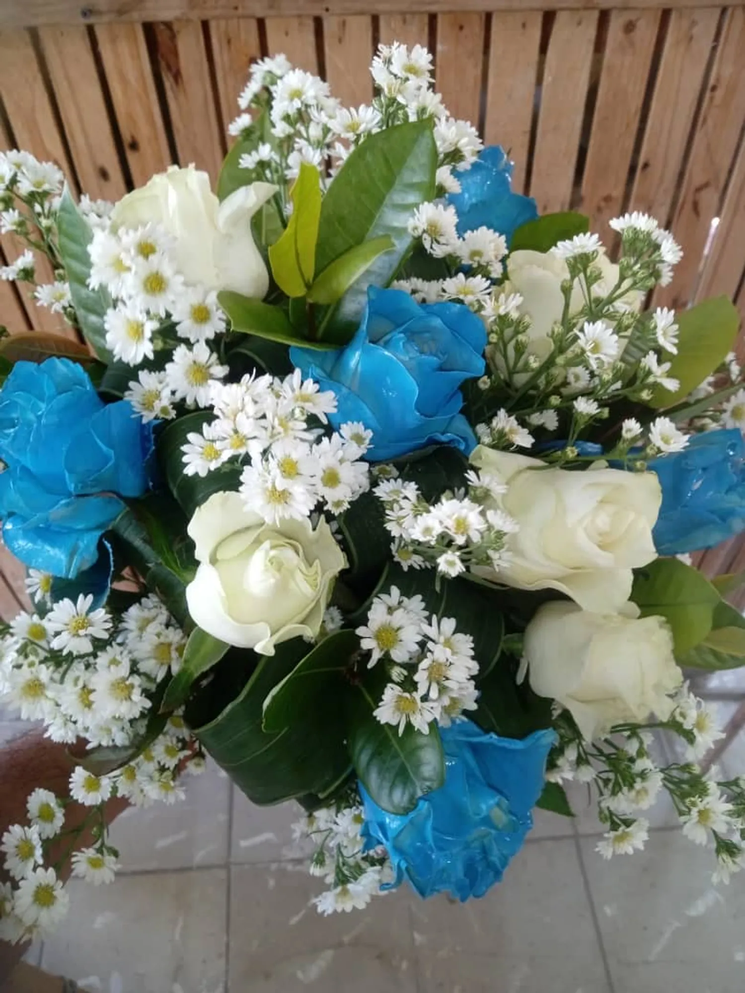 Ramo rosas azules y blancas