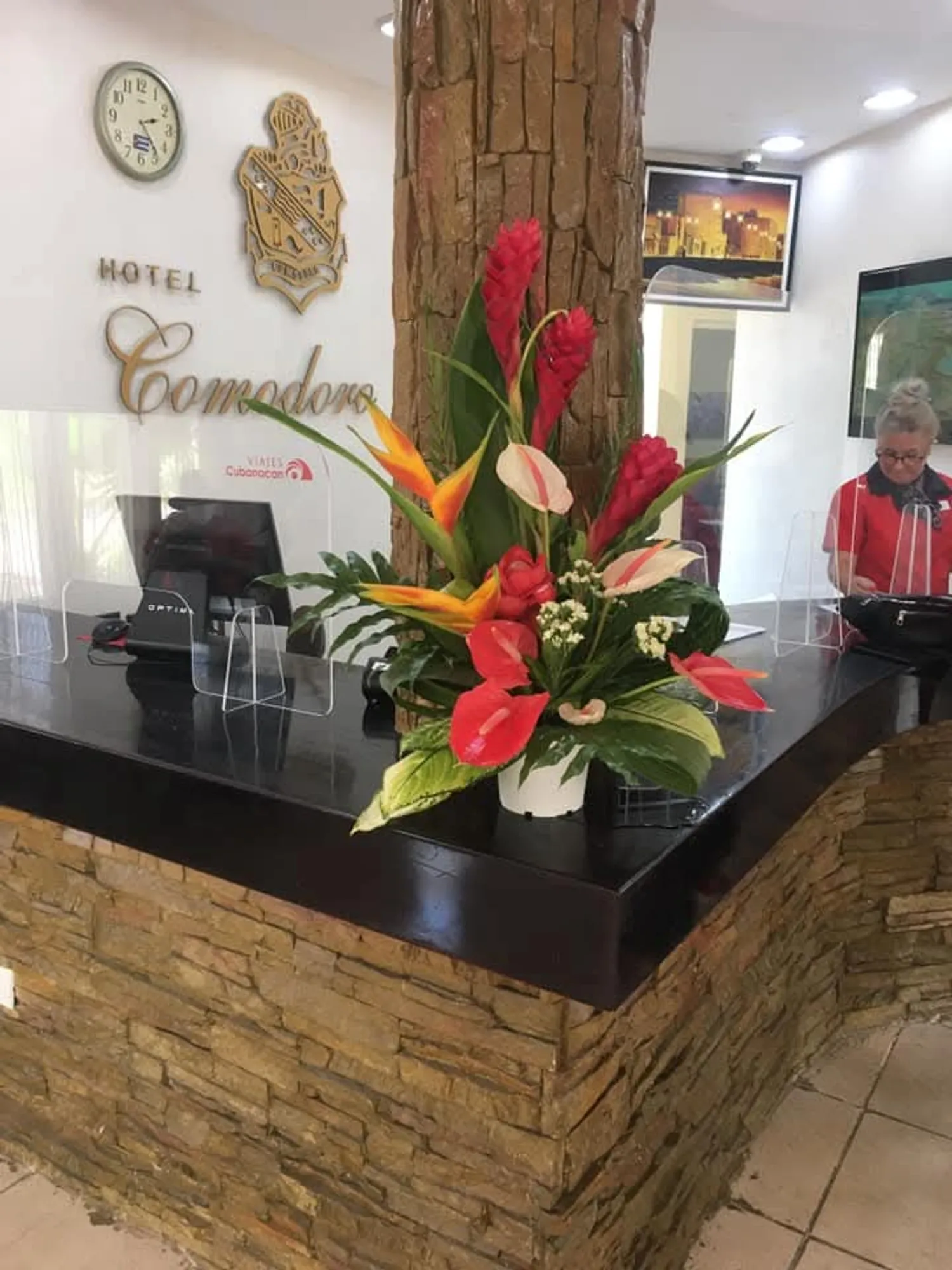 Bienvenida Tropical en el Hotel Comodoro